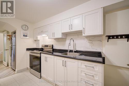 71 Titan Trail, Markham, ON - Indoor Photo Showing Kitchen