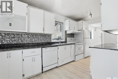 10 Connaught Place, Saskatoon, SK - Indoor Photo Showing Kitchen