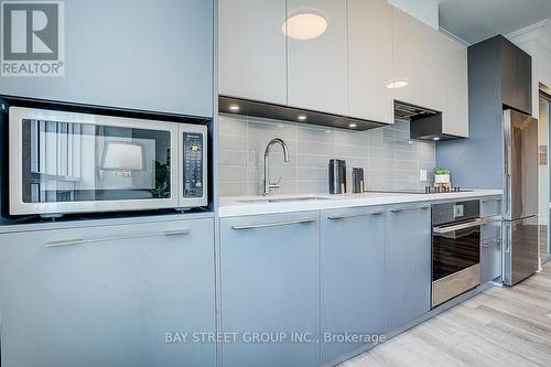 2208 - 18 Water Walk Drive, Markham, ON - Indoor Photo Showing Kitchen With Upgraded Kitchen