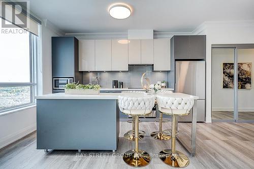 2208 - 18 Water Walk Drive, Markham, ON - Indoor Photo Showing Kitchen With Upgraded Kitchen