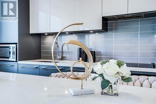 2208 - 18 Water Walk Drive, Markham, ON - Indoor Photo Showing Kitchen