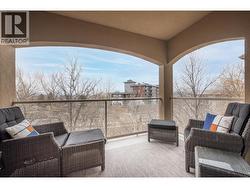 Spacious covered deck with beautiful views! - 