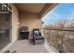 Spacious covered deck with beautiful views! - 