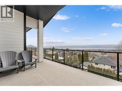 Spectacular view of lake and valley - 