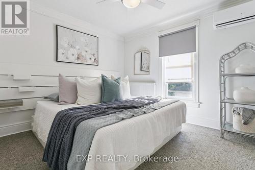 132 Queen Street W, Cambridge, ON - Indoor Photo Showing Bedroom