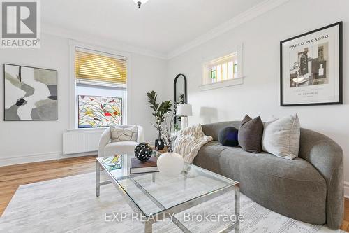 132 Queen Street W, Cambridge, ON - Indoor Photo Showing Living Room