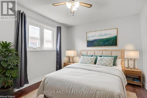 4781 Crystal Rose Drive, Mississauga, ON - Indoor Photo Showing Bedroom