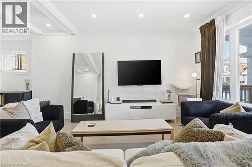 110 Kensington Avenue S, Hamilton, ON - Indoor Photo Showing Living Room