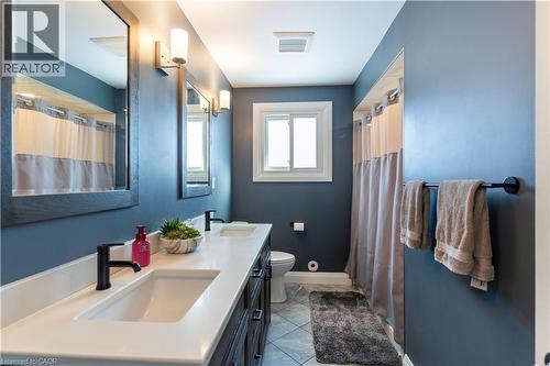 569 Rosseau Road, Hamilton, ON - Indoor Photo Showing Bathroom