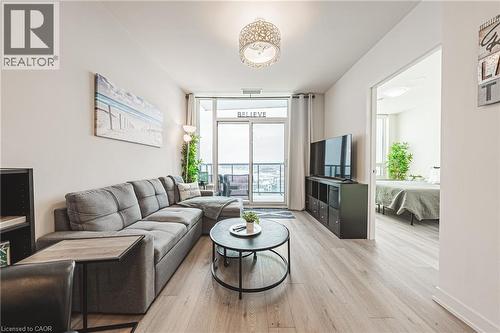 385 Winston Road Unit# 1710, Grimsby, ON - Indoor Photo Showing Living Room