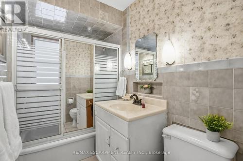 363 Limeridge Road E, Hamilton, ON - Indoor Photo Showing Bathroom