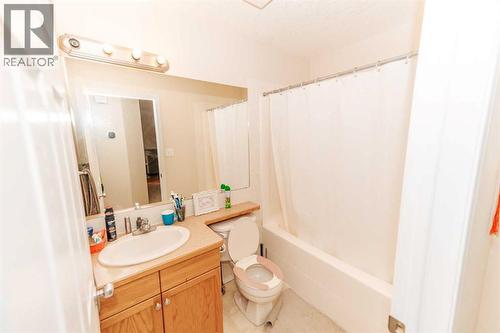 Main Floor- Bathroom - 54 Kodiak Crescent N, Lethbridge, AB - Indoor Photo Showing Bathroom