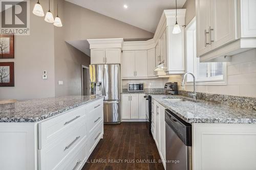 71 Locheed Drive, Hamilton, ON - Indoor Photo Showing Kitchen With Upgraded Kitchen