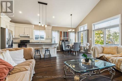 71 Locheed Drive, Hamilton, ON - Indoor Photo Showing Living Room