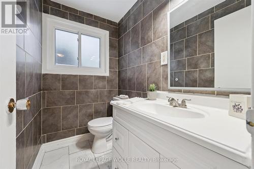 11 Ingleside Drive, Kitchener, ON - Indoor Photo Showing Bathroom