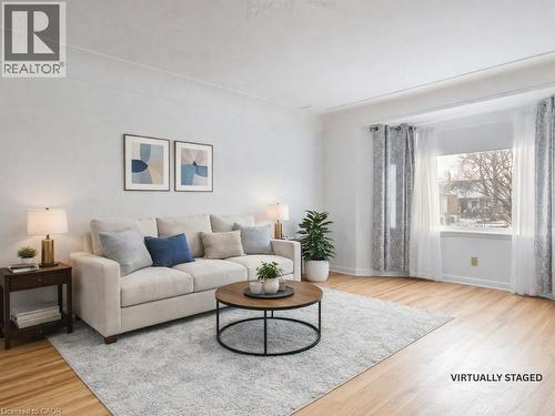 773 Queensdale Avenue E, Hamilton, ON - Indoor Photo Showing Living Room