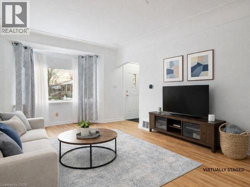 773 Queensdale Avenue E, Hamilton, ON - Indoor Photo Showing Living Room