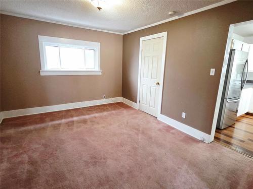 370 Leadenhall Street, Kimberley, BC - Indoor Photo Showing Other Room