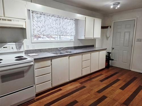 370 Leadenhall Street, Kimberley, BC - Indoor Photo Showing Kitchen With Double Sink