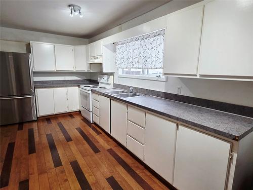 370 Leadenhall Street, Kimberley, BC - Indoor Photo Showing Kitchen With Double Sink