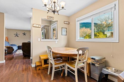 715 9Th Avenue, Creston, BC - Indoor Photo Showing Dining Room