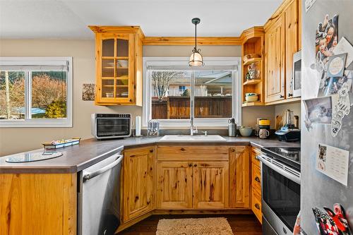 715 9Th Avenue, Creston, BC - Indoor Photo Showing Kitchen With Double Sink