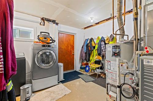 715 9Th Avenue, Creston, BC - Indoor Photo Showing Laundry Room