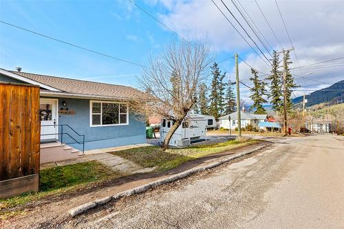 715 9Th Avenue, Creston, BC - Outdoor