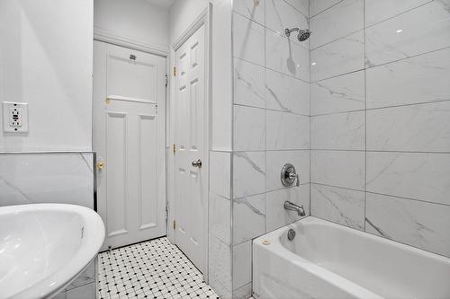 Bathroom - 2324 Av. Belgrave, Montréal (Côte-Des-Neiges/Notre-Dame-De-Grâce), QC - Indoor Photo Showing Bathroom