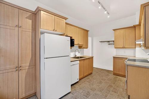 Kitchen - 2324 Av. Belgrave, Montréal (Côte-Des-Neiges/Notre-Dame-De-Grâce), QC - Indoor Photo Showing Kitchen
