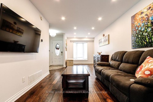 3068 Cantelon Crescent, Mississauga, ON - Indoor Photo Showing Living Room