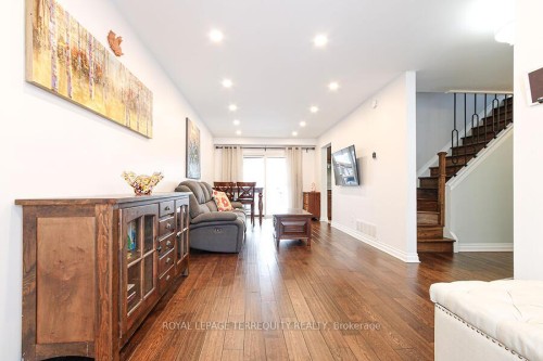3068 Cantelon Crescent, Mississauga, ON - Indoor Photo Showing Living Room