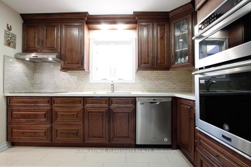 3068 Cantelon Crescent, Mississauga, ON - Indoor Photo Showing Kitchen