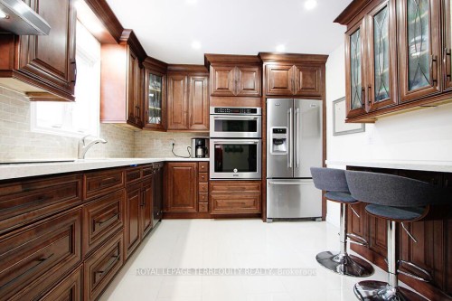3068 Cantelon Crescent, Mississauga, ON - Indoor Photo Showing Kitchen