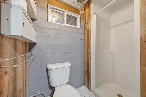 Cave/Chambre froide - 480 Rue May, Coaticook, QC - Indoor Photo Showing Bathroom