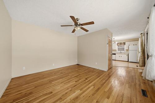 Salon - 480 Rue May, Coaticook, QC - Indoor Photo Showing Other Room