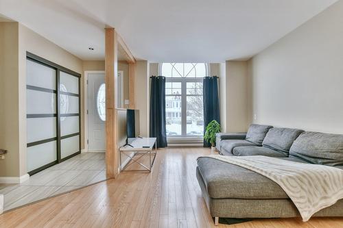 Salon - 811 Rue Primeau, Saint-Eustache, QC 