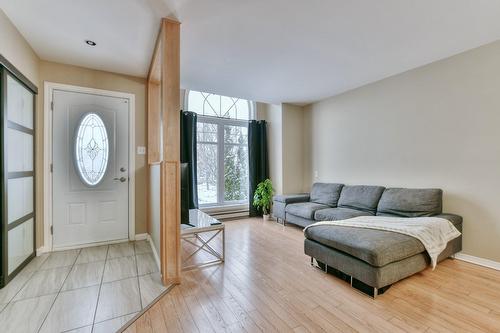 Salon - 811 Rue Primeau, Saint-Eustache, QC 