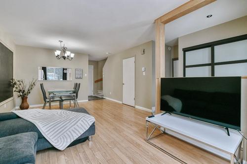 Salon - 811 Rue Primeau, Saint-Eustache, QC 