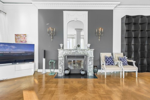 Living Room - 901-801 Rue De La Commune E., Montréal (Ville-Marie), QC - Indoor With Fireplace