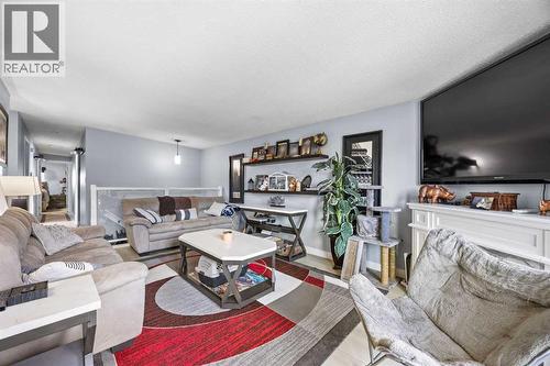 11254 6 Street Sw, Calgary, AB - Indoor Photo Showing Living Room