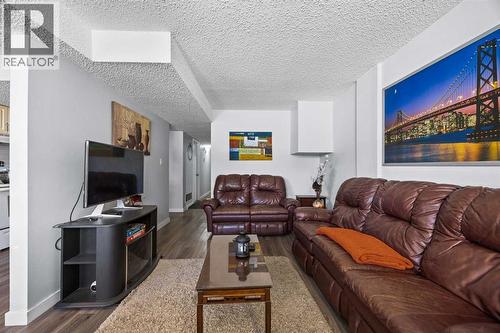 11254 6 Street Sw, Calgary, AB - Indoor Photo Showing Living Room