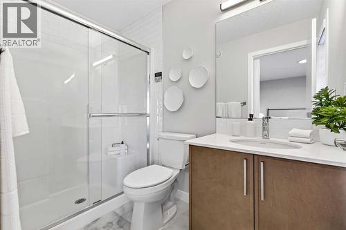 7079 Rangeview Avenue Se, Calgary, AB - Indoor Photo Showing Bathroom