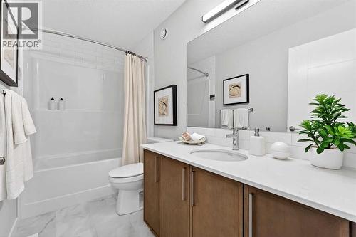 7079 Rangeview Avenue Se, Calgary, AB - Indoor Photo Showing Bathroom