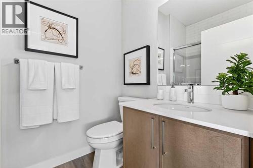 7079 Rangeview Avenue Se, Calgary, AB - Indoor Photo Showing Bathroom