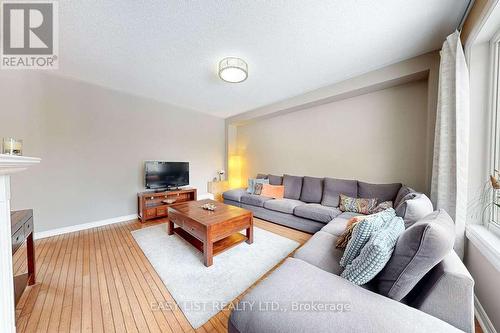 37 Nevada Crescent, Vaughan, ON - Indoor Photo Showing Living Room