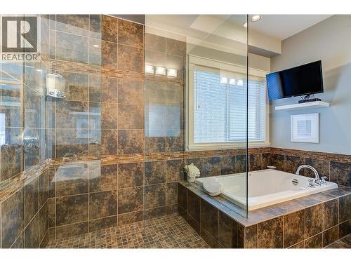 2423 Paramount Drive, West Kelowna, BC - Indoor Photo Showing Bathroom