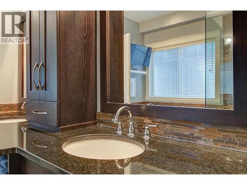 2423 Paramount Drive, West Kelowna, BC - Indoor Photo Showing Bathroom