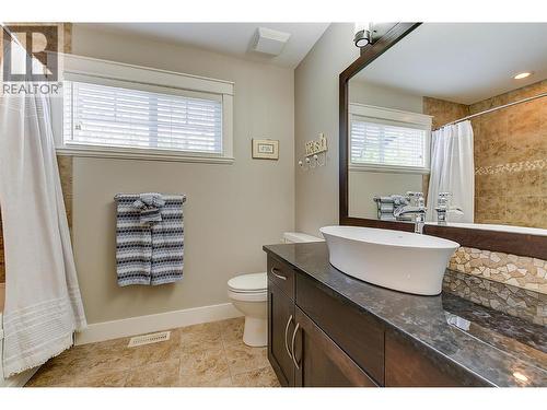 2423 Paramount Drive, West Kelowna, BC - Indoor Photo Showing Bathroom