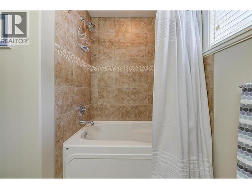 2423 Paramount Drive, West Kelowna, BC - Indoor Photo Showing Bathroom
